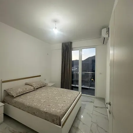 Deluxe With Balcony Apartment *