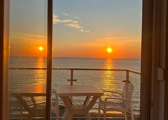 Deluxe With Balcony 아파트